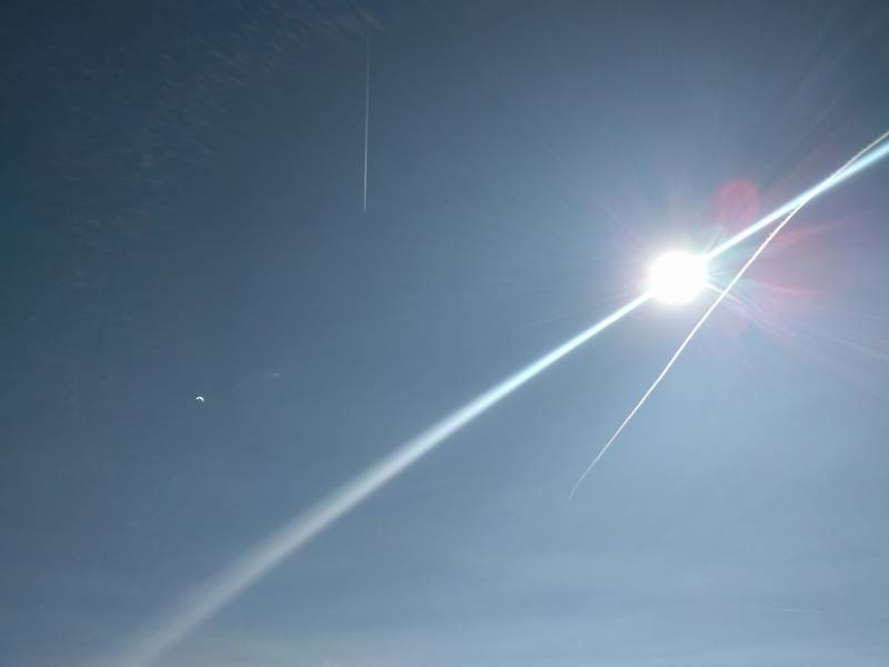 eclipse contrails